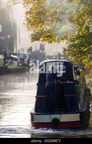 Berkhamsted, Hertfordshire, UK. 24. Oktober 2013. Rauch aus Kanalboote mischt sich mit Nebel auf eine knackige Herbstmorgen, an einer Schleuse vor der aufgehenden Sonne Pub am Grand Union Canal in Berkhamsted, Hertfordshire, UK. Bildnachweis: David Levenson/Alamy Live-Nachrichten Stockfoto