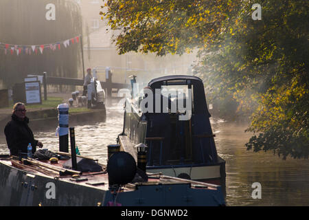 Berkhamsted, Hertfordshire, UK. 24. Oktober 2013. Rauch aus Kanalboote mischt sich mit Nebel auf eine knackige Herbstmorgen, an einer Schleuse vor der aufgehenden Sonne Pub am Grand Union Canal in Berkhamsted, Hertfordshire, UK. Bildnachweis: David Levenson/Alamy Live-Nachrichten Stockfoto