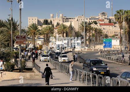 Straßenszene vor der Altstadt und Notre-Dame im Zentrum von Jerusalem, Jerusalem, Israel, Nahost Stockfoto