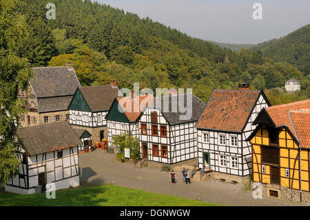 Ansicht der Brauerei, Supermarkt, Metzger, Kaffeerösterei, Bäckerei und Schmiedemuseum, Schmieden-Museum an der Rückseite, Westfälische Stockfoto