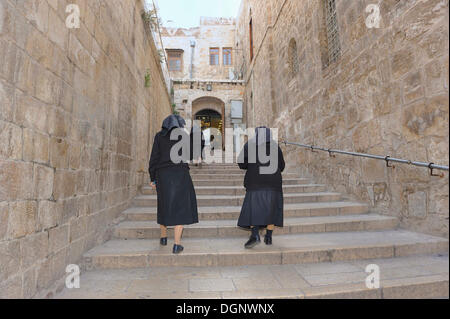 Zwei Nonnen, Treppensteigen, Christian Quarter in der alten Stadt von Jerusalem, Israel, West-Asien, Naher Osten Stockfoto