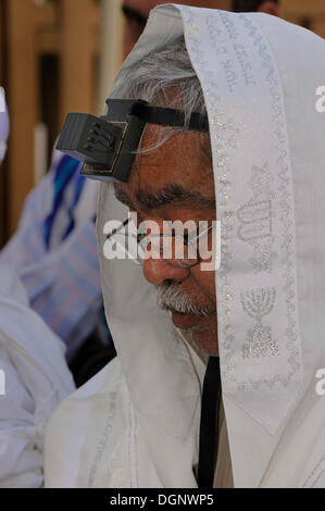 Jude mit einer Tefillin auf seinem Kopf und Gebetsschal, Tallit, um den Kopf, muslimische Viertel, Jerusalem, Israel, Nahost Stockfoto