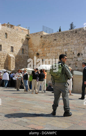 Israelischer Soldat mit einem Maschinengewehr, die Bewachung der Touristen an der Klagemauer oder Klagemauer, muslimische Viertel, Altstadt Stockfoto