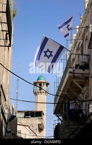 Minarett im muslimischen Viertel, mit israelischen Fahnen als Protest gegen die Juden ins Quartier, die Vertreibung des Palästinenser Stockfoto