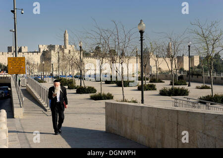 Exponierten westlichen Teil der Stadtmauer mit der Zitadelle von Jerusalem und der Turm von David unterzeichnen auf der linken Seite die einzige öffentliche Stockfoto