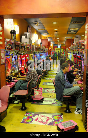 Pachinko, Glücksspiel, Geräte, riesige Spielhalle mit Spielautomaten, die beliebtesten Glücksspiel in Japan, Kyoto, Ost-Asien Stockfoto