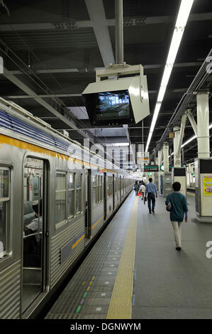 Zug von der Nankai-Line am Bahnsteig, Bahnhof Nambai Namba in Osaka, Japan, Südostasien, Asien Stockfoto