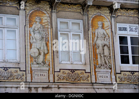 Reich verzierte Fassade eines Wohnhauses, mit Fliesen, Azulejos, Bairro Alto, Lissabon, Portugal, Europa Stockfoto