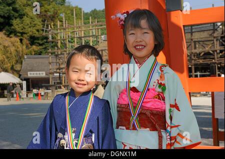 Shichi-Go-San, sieben-fünf-drei Festival, jungen und Mädchen in einem Kimono am Kamigamo Schrein in Kyoto, Japan, Südostasien, Asien Stockfoto