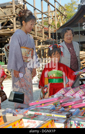 Shichi-Go-San, sieben-fünf-drei Festival, ein Mädchen in einem Kimono mit Haar Schmuck, ihre Mutter auch in einen Kimono und Ihr Stockfoto