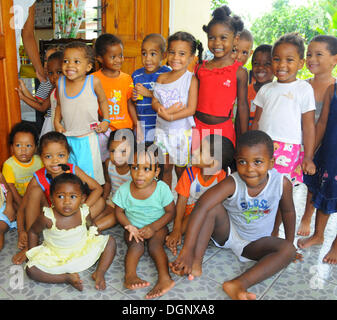 Kinder in einem Kindergarten auf La Digue Island, Seychellen, Afrika, Indischer Ozean Stockfoto