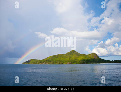 Regenbogen über der Insel Sainte Anne im Sainte Anne Marine National Park, Mahe, Seychellen, Afrika, Indischer Ozean Stockfoto