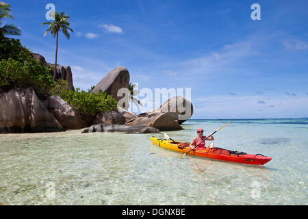 Frau, 40 Jahre, in einem Kajak am Point Source d ' Argent, Anse Union, La Digue, Mahe, Seychellen, Afrika, Indischer Ozean Stockfoto