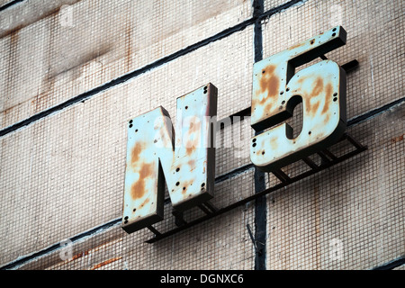 Alte blaue verrosteten Label N 5 auf verlassene Gebäude-Fassade Stockfoto