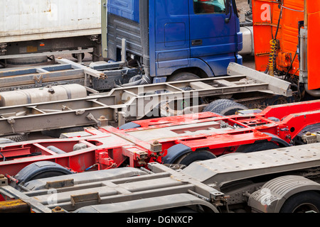 Abstrakte Kfz Transport Hintergrund mit leeren LKWs Cargo Anhänger Stockfoto