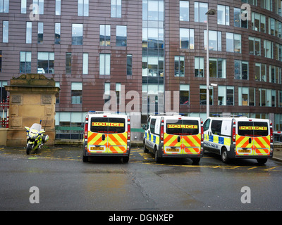 British Transport Police vans und Motorrad geparkt außerhalb Bahnhof Piccadilly in Manchester UK Stockfoto