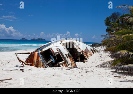 Schiffbruch auf einem Strand, Marianne Island, Seychellen, Afrika, Indischer Ozean Stockfoto