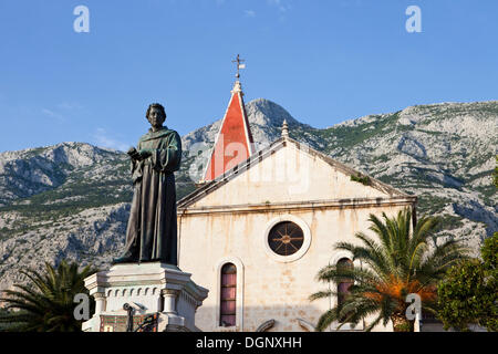 Denkmal von Andrija Kacic-Miosic des Bildhauers Ivan Rendic, vor der Kirche des Sv. Marko, Makarska, Makarska Riviera Stockfoto