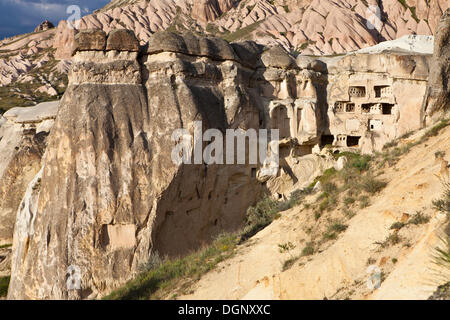 Feenkamine und Cliff Dwellings gemacht aus Tuffstein, Göreme Nationalpark, in der Nähe von Çavuşin, Kappadokien, Nevşehir Provinz Stockfoto