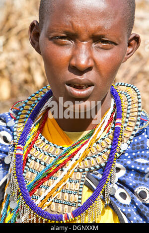 Massai Frau tragen traditionelle Kleidung, Porträt, Massai Mara, Distrikt Narok, Serengeti, Provinz Rift Valley, Kenia Stockfoto