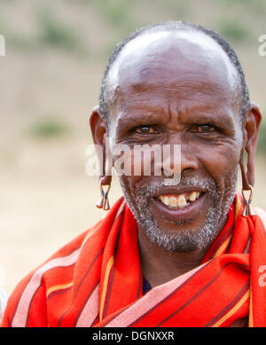 Maasai Mann tragen traditionelle Kleidung, Porträt, Massai Mara, Distrikt Narok, Serengeti, Provinz Rift Valley, Kenia Stockfoto