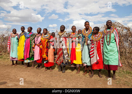 Massai Frauen tragen traditionelle während einer stimmlichen Demonstration,, Massai Mara, Distrikt Narok Kleid traditionell eingerichtet Stockfoto