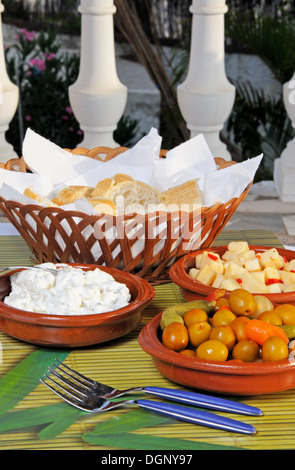 Auswahl an Tapas - von links nach rechts: Cubed Manchego-Käse in Olivenöl mit Chili, grüne Olive Cocktail, Kartoffelsalat. Stockfoto