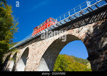 Standseilbahn nach dem Bogen zu überbrücken, Mendelpass Standseilbahn, Provinz von Bolzano-Bozen, Italien, Europa Stockfoto