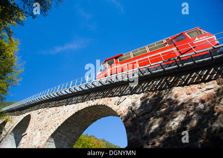 Standseilbahn nach dem Bogen zu überbrücken, Mendelpass Standseilbahn, Provinz von Bolzano-Bozen, Italien, Europa Stockfoto