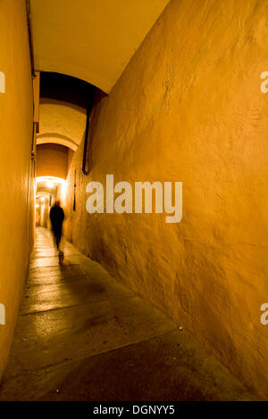 Mann zu Fuß entlang einer Gasse bei Nacht, Bozen, Alto Adige, Italien, Europa Stockfoto