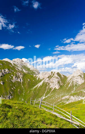 Auf Mt Zendleser Kofel über Zanser Alm, Zanser Alm, mit Mt Peitlerkofel im Rücken, Villnoesstal oder Tal Val di Funes, Dolomiten Stockfoto