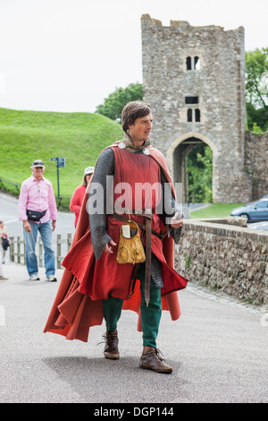 England, Kent, Dover, Dover Castle, Mann in mittelalterlichen Ritter Kostüm gekleidet Stockfoto