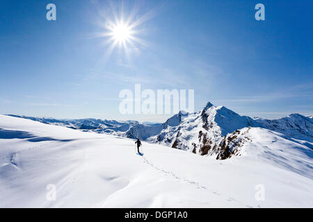 Wanderer zu Fuß auf Roethenspitz Berg über dem Penser Grat, der Höhepunkt des Penser Weißenhorn Berg auf der Rückseite Stockfoto