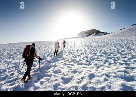 Wanderer beim Aufstieg zum Similaun Berg auf der Niederioech Ferners in Val Senales über dem Fernagt Reservoir Stockfoto