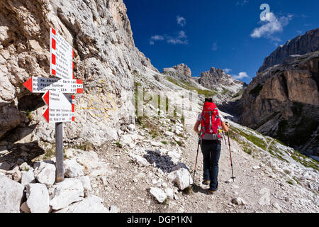 Wanderer Kesselkogel Bergbesteigung zu Fuß in der Nähe von Berghütte Rifugio Preuss und Rifugio Vaiolet-Hütte Stockfoto