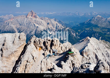 Schutzhütte Rifugio Lorenzi und Forcella Staunies, Hohe Gaisl Berg auf der Rückseite fest Seil Weg, Belluno, Dolomiten Stockfoto