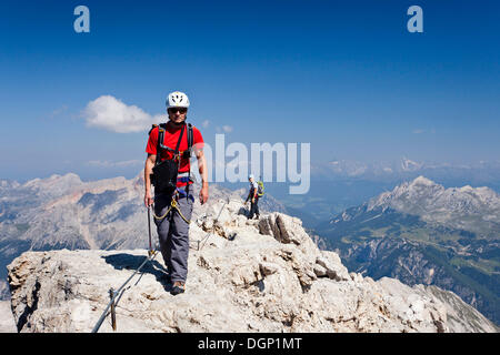 Kletterer auf dem Abstieg vom Gipfel des Cristallo di Mezzo Berg, hier am Berg Monte Cristallo auf Marino Bianchi Stockfoto