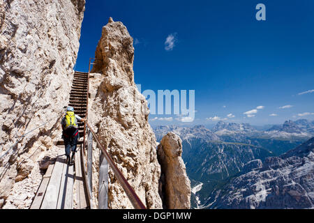 Wanderer, die hier auf die Ivano Dibona Klettersteig auf Cristallo Berg über Cortina Monte Cristallino Bergbesteigung Stockfoto