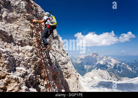 Bergsteiger, die Via Ferrata Ivano Dibona Klettersteig zum Gipfel des Monte Cristallo auf den Gipfel des Cristallino Klettern Stockfoto