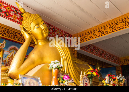 Große liegende Buddha im Wat Mokkanlan, Chomthong Chiangmai Thailand Stockfoto