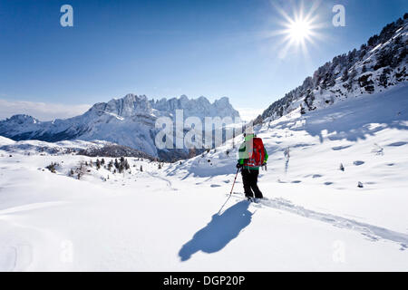 Skilangläufer Abstieg vom Juribrutto, mit Blick auf den Passo Valles-Tal in Richtung der Pala-Gruppe, Dolomiten Stockfoto