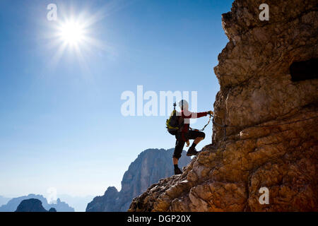 Bergsteiger klettern die Marino Bianchi Kletterroute am Monte Cristallo auf den Gipfel des Cristallo di Mezzo, Dolomiten Stockfoto