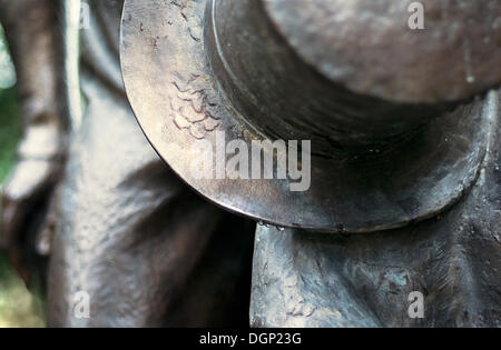 Wassertropfen auf Metall-Skulptur Stockfoto