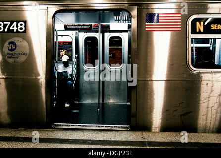 Mann liest in der u-Bahn, Manhattan, New York City, USA Stockfoto