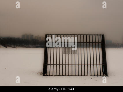 Fußballtor in einer Winterlandschaft Stockfoto