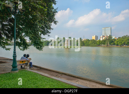 junge Liebhaber am Hoan-Kiem-See in Hanoi, Vietnam Stockfoto