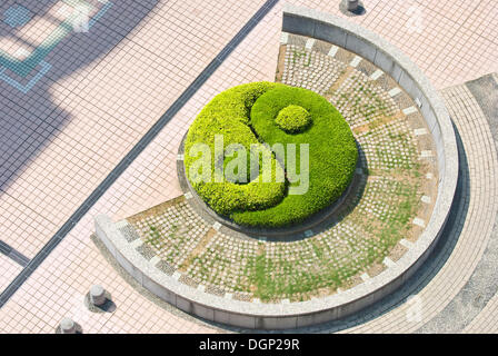 Taijitu, Yin-Yang-Symbol, gemacht von Sträuchern, die traditionelle chinesische Kultur Stockfoto