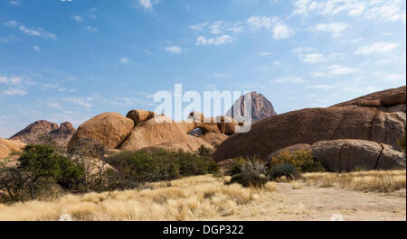 Spitzkoppe Granitfelsen und einem Stein Bogen, Damaraland, Namibia, Afrika Stockfoto