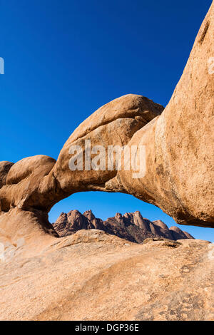 Rock arch, Pontok Berge auf der Rückseite, in der Nähe der Spitzkoppe Granitfelsen, Damaraland, Namibia, Afrika Stockfoto