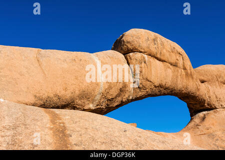 Rock arch, in der Nähe der Spitzkoppe Granit Gipfeln, Damaraland, Namibia, Afrika Stockfoto